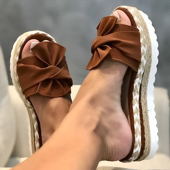 Mirla | Sandaler med kilklack och rosett detaljer-Eva Jonsson