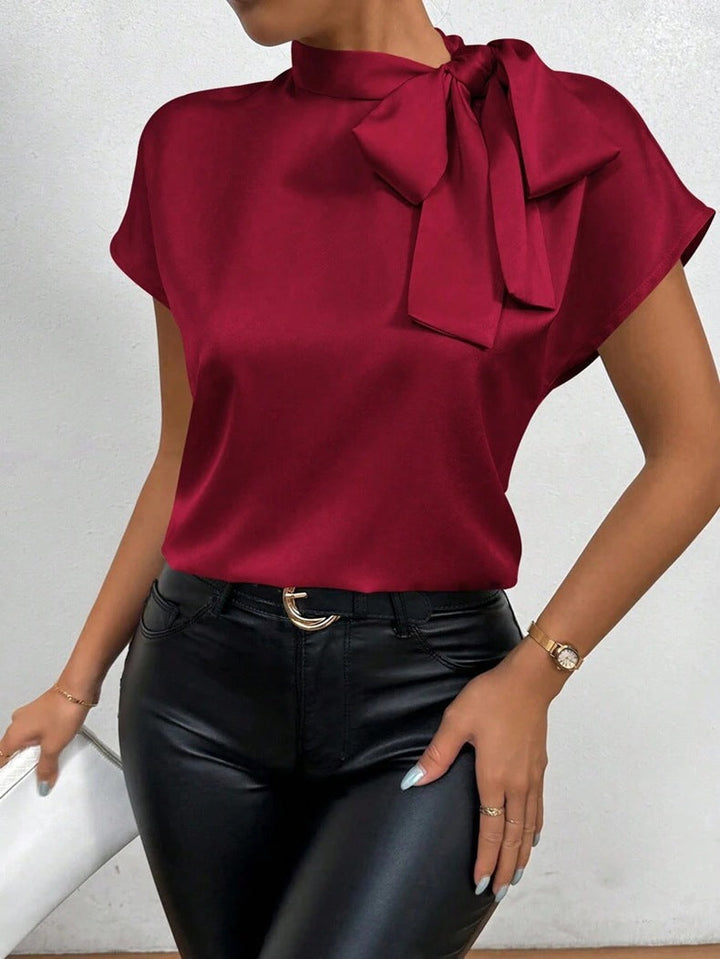 Mirla | Satinblus Kortärmad Hög Krage med Slips Elegant Avslappnad Passform-Eva Jonsson