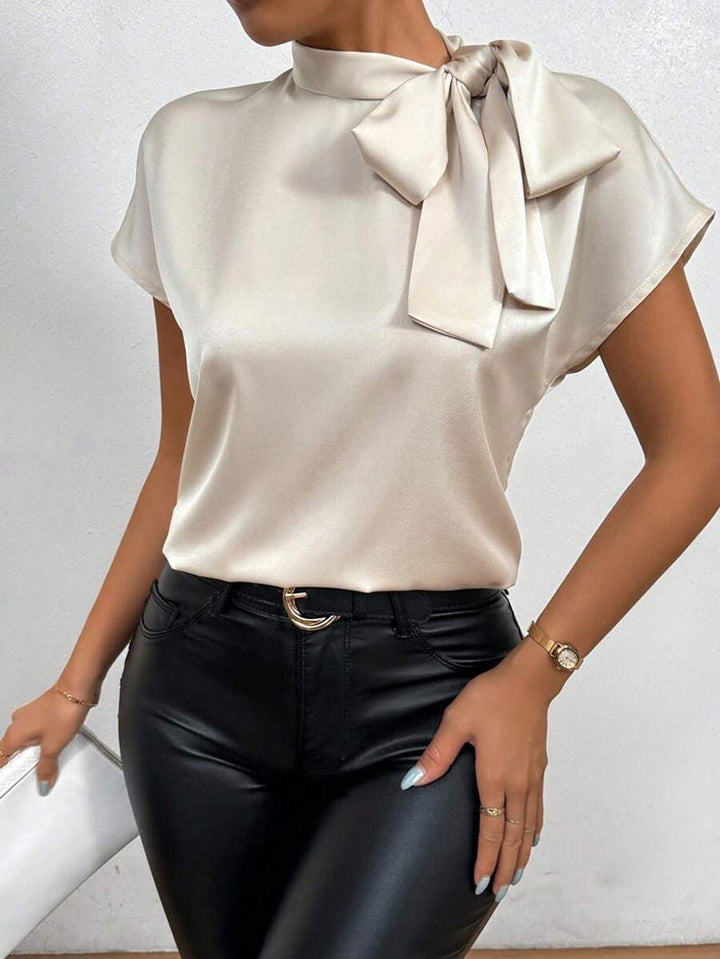 Mirla | Satinblus Kortärmad Hög Krage med Slips Elegant Avslappnad Passform-Eva Jonsson