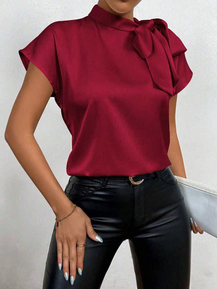 Mirla | Satinblus Kortärmad Hög Krage med Slips Elegant Avslappnad Passform-Eva Jonsson