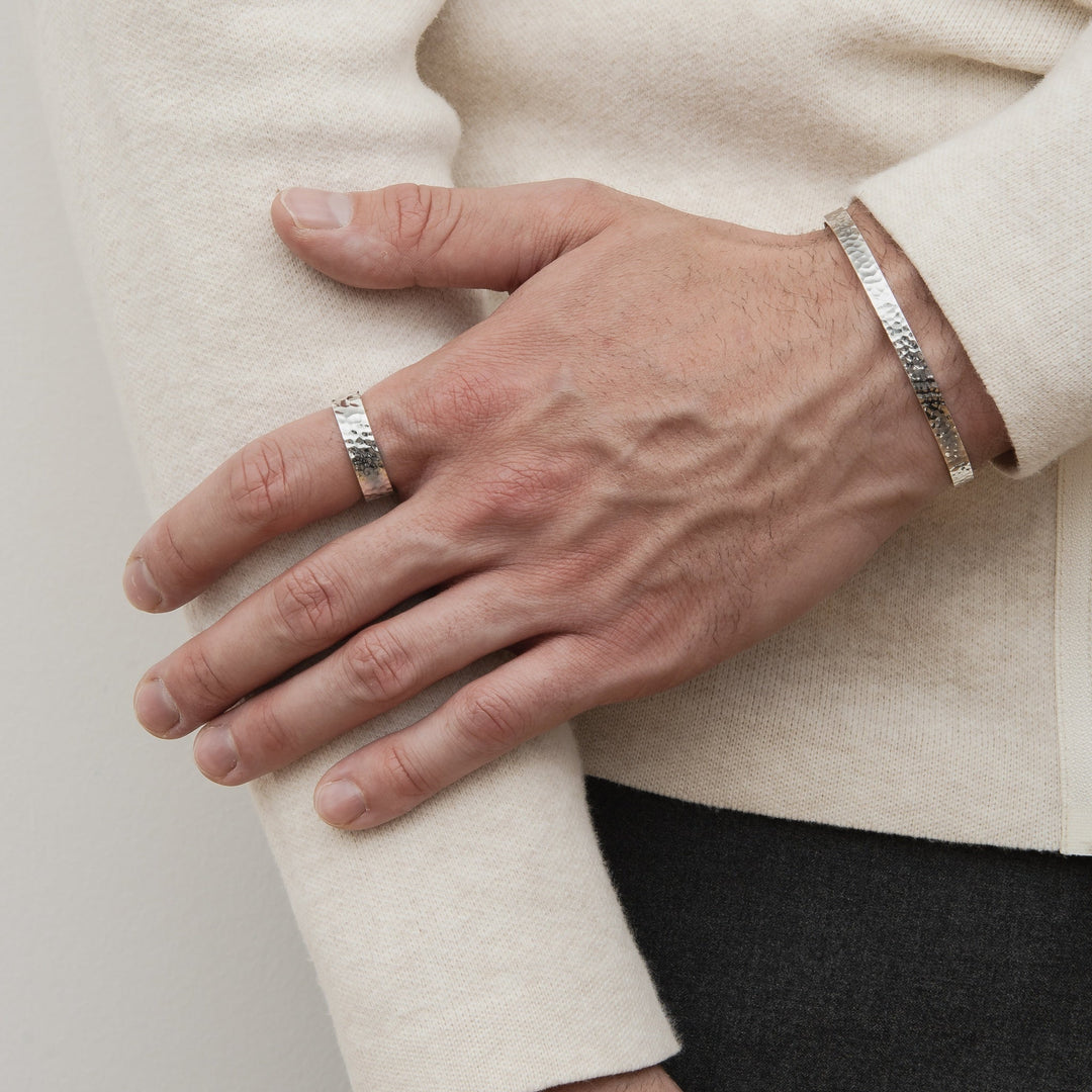 Mirla | Slankt silverarmband med hamrad design för män-Eva Jonsson