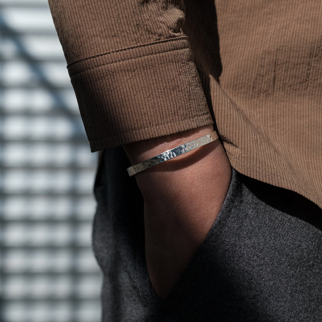Mirla | Slankt silverarmband med hamrad design för män-Eva Jonsson