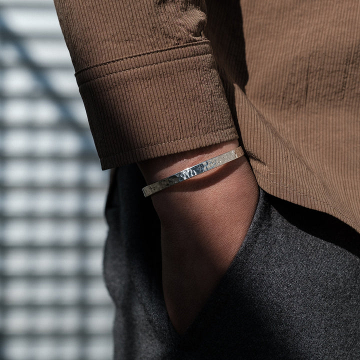 Mirla | Slankt silverarmband med hamrad design för män-Eva Jonsson