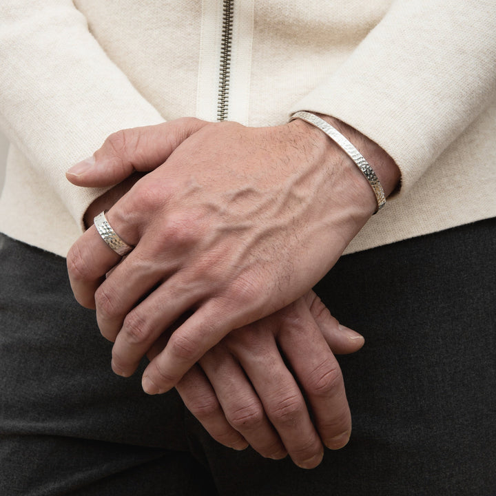 Mirla | Slankt silverarmband med hamrad design för män-Eva Jonsson
