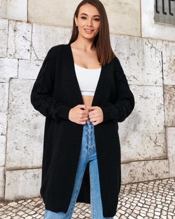 Mirla | Stickad kappa Storpockets Kabelstickade ärmar Lång Öppen Framsida-Eva Jonsson
