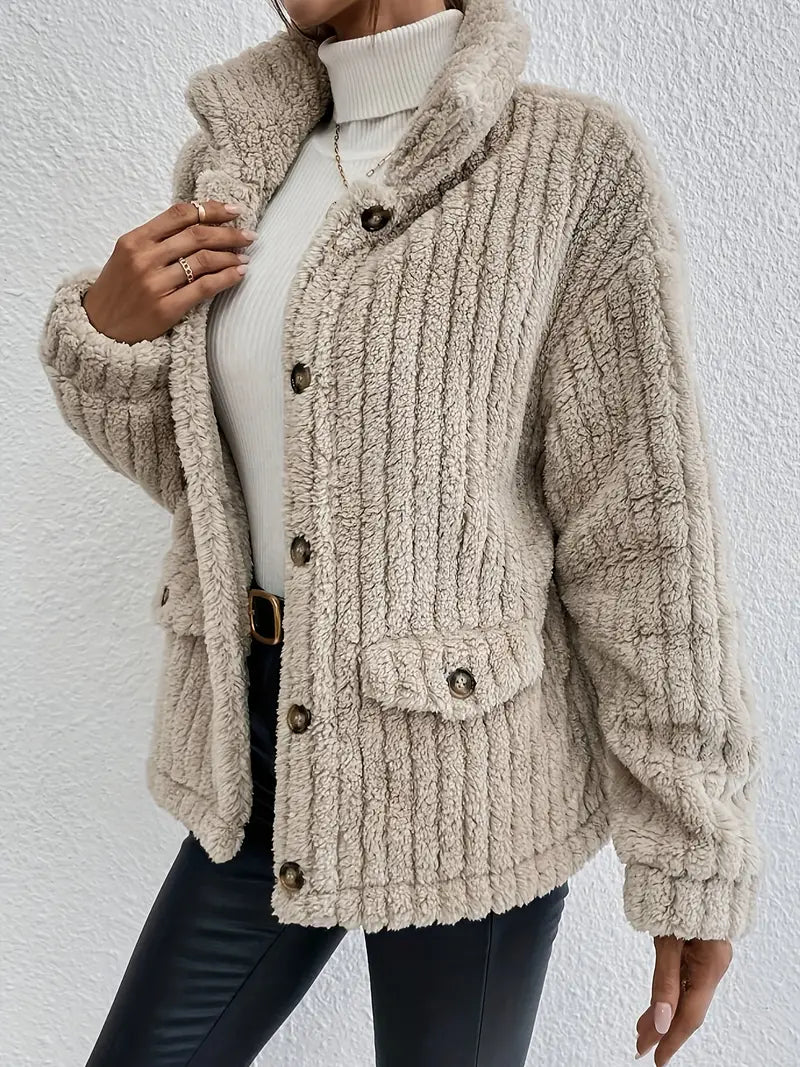 Mirla | Teddy-kappa Mjuk konstpäls Knapplås Lätt snitt Stilig design-Eva Jonsson
