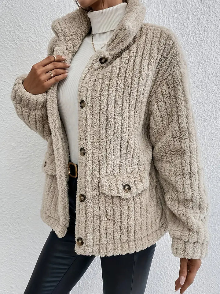 Mirla | Teddy-kappa Mjuk konstpäls Knapplås Lätt snitt Stilig design-Eva Jonsson