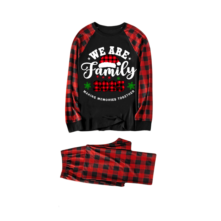 Eva Jonsson | Vi Är Familj 2025 Jultomte-Huva Monogramtryck Bokstav Svart & Röd Rutigt Familj Matchande Svarta Pyjamasar-Eva Jonsson