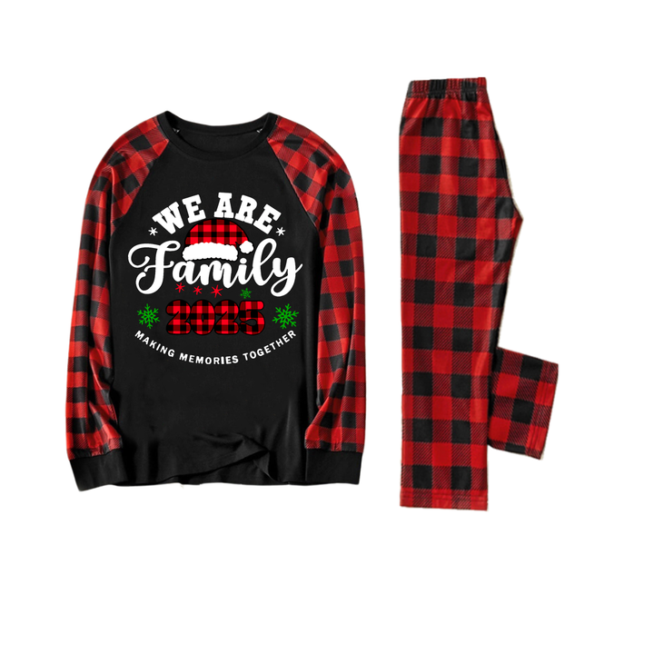 Eva Jonsson | Vi Är Familj 2025 Jultomte-Huva Monogramtryck Bokstav Svart & Röd Rutigt Familj Matchande Svarta Pyjamasar-Eva Jonsson