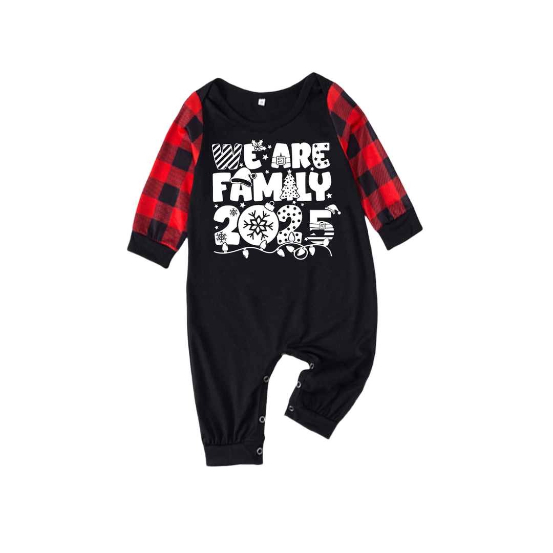 Eva Jonsson | Vi Är Familj 2025 Vita Bokstäver Tryck Svart & Röd Rutigt Familj Matchande Svart Pyjamas-Eva Jonsson