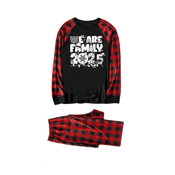 Eva Jonsson | Vi Är Familj 2025 Vita Bokstäver Tryck Svart & Röd Rutigt Familj Matchande Svart Pyjamas-Eva Jonsson