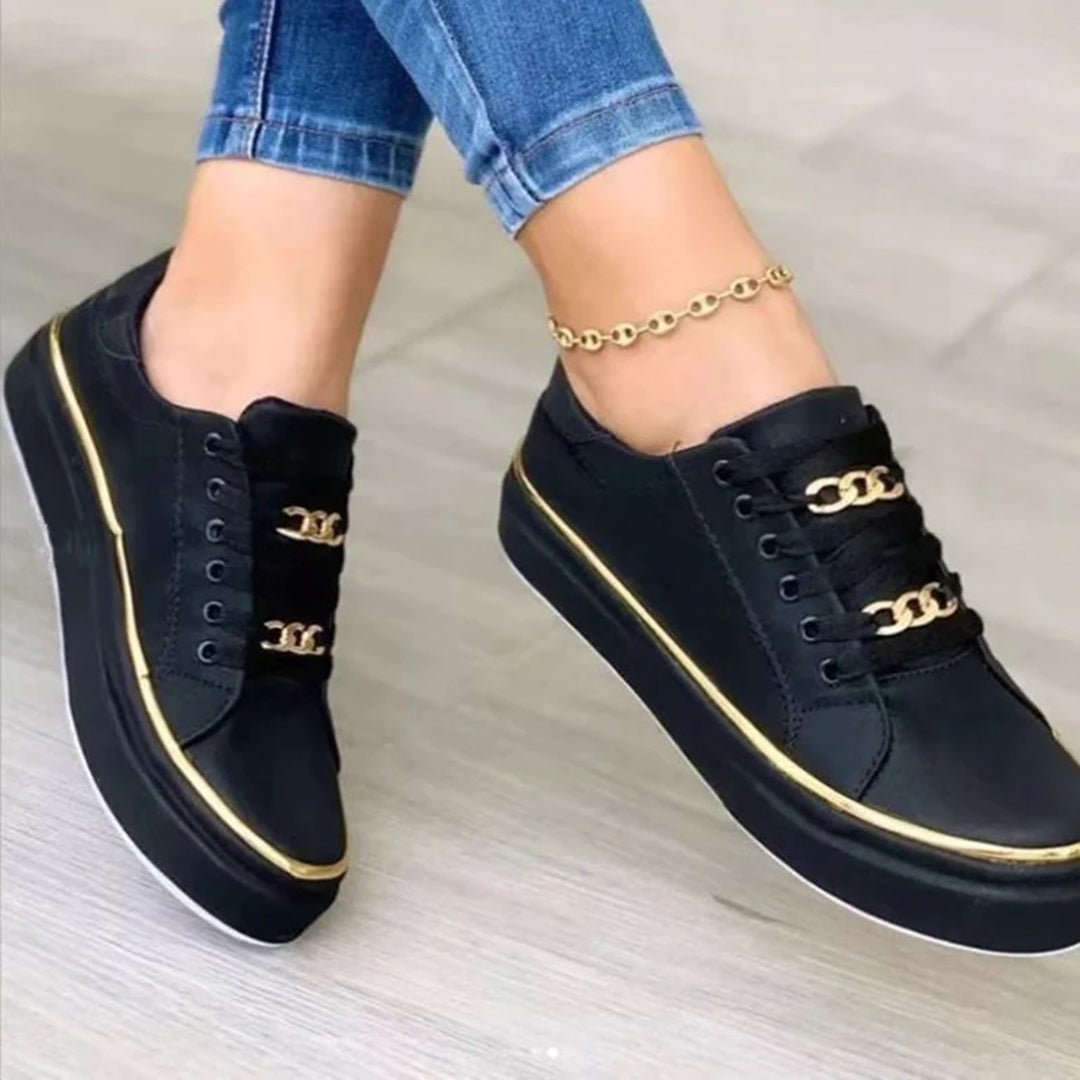 Mirla | Vita Low-Top-Casual-Sneakers med Gyldne Detaljer Stiliga Vita Schnürsneakers med Guldbeslag-Eva Jonsson