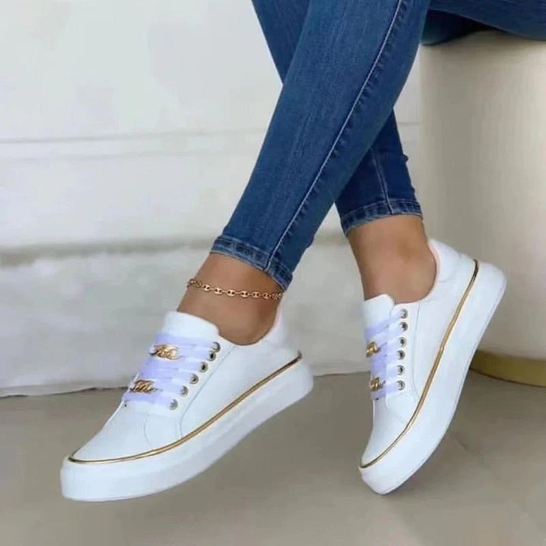 Mirla | Vita Low-Top-Casual-Sneakers med Gyldne Detaljer Stiliga Vita Schnürsneakers med Guldbeslag-Eva Jonsson