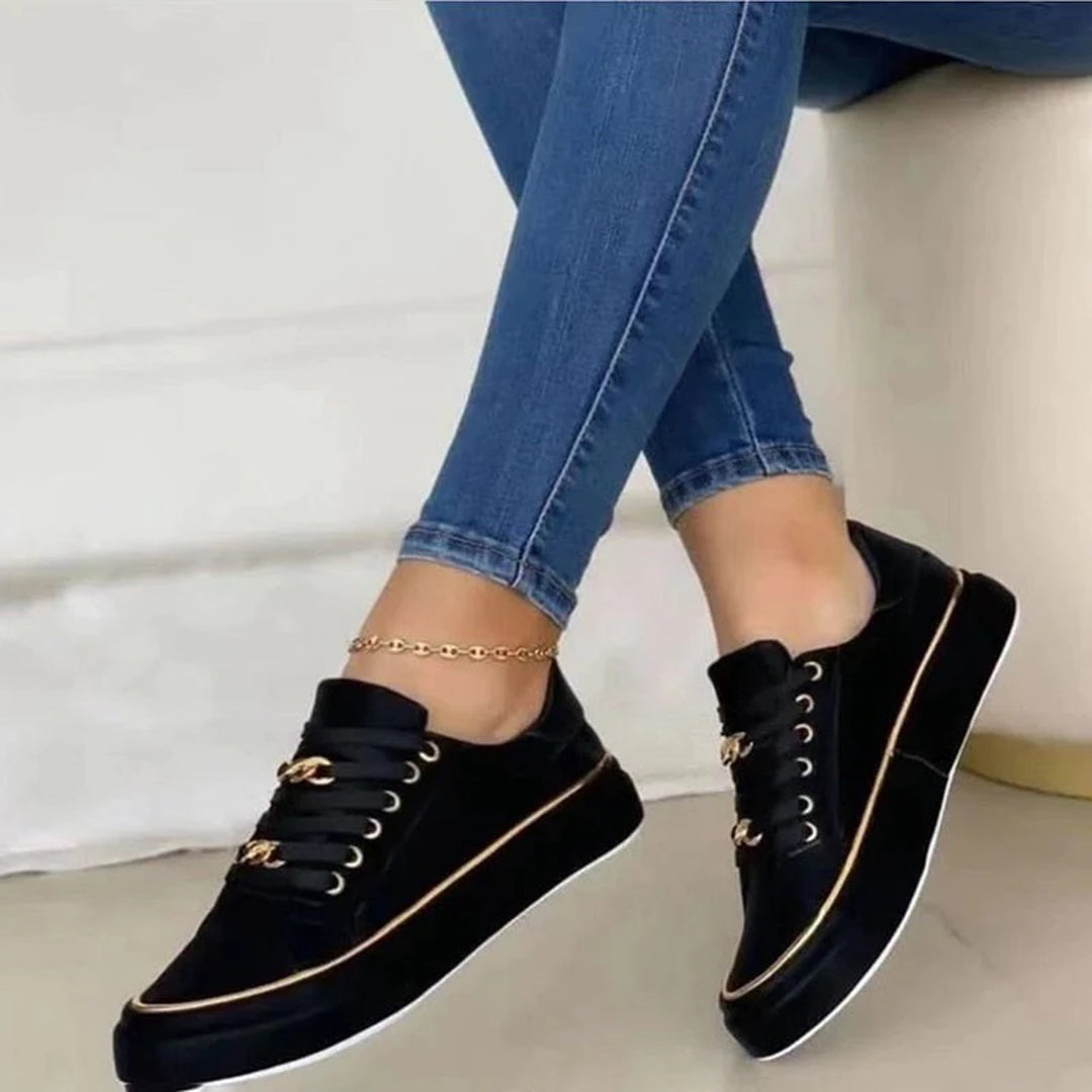 Mirla | Vita Low-Top-Casual-Sneakers med Gyldne Detaljer Stiliga Vita Schnürsneakers med Guldbeslag-Eva Jonsson