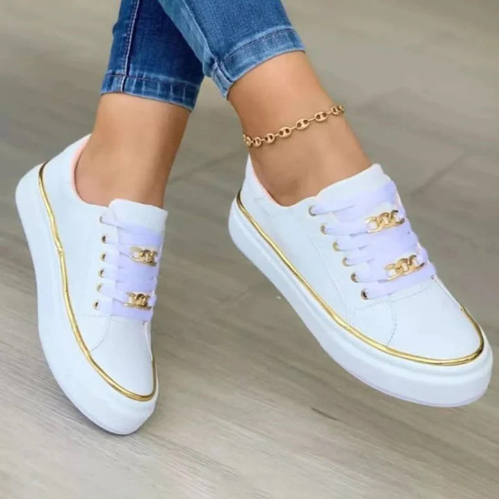 Mirla | Vita Low-Top-Casual-Sneakers med Gyldne Detaljer Stiliga Vita Schnürsneakers med Guldbeslag-Eva Jonsson
