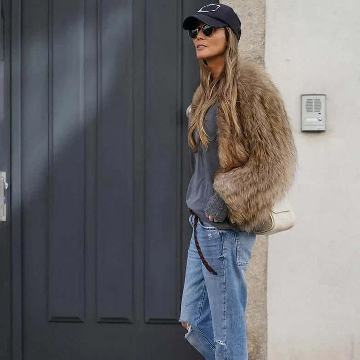 Faux fur Jacka - Kort fluffig vinterjacka i fuskpäls för dam-Eva Jonsson
