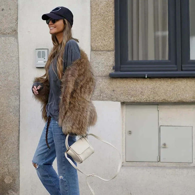 Faux fur Jacka - Kort fluffig vinterjacka i fuskpäls för dam-Eva Jonsson