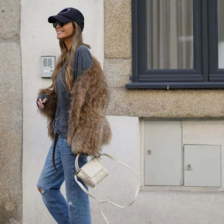 Faux fur Jacka - Kort fluffig vinterjacka i fuskpäls för dam-Eva Jonsson