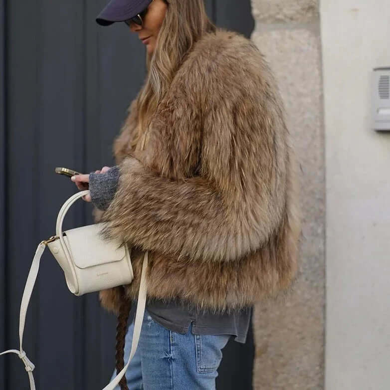 Faux fur Jacka - Kort fluffig vinterjacka i fuskpäls för dam-Eva Jonsson
