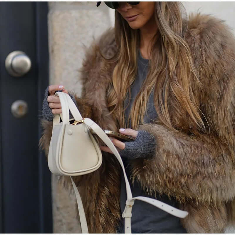 Faux fur Jacka - Kort fluffig vinterjacka i fuskpäls för dam-Eva Jonsson