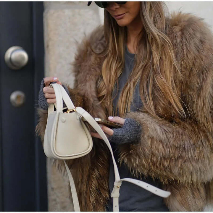 Faux fur Jacka - Kort fluffig vinterjacka i fuskpäls för dam-Eva Jonsson