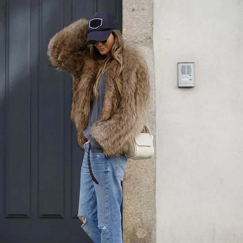 Faux fur Jacka - Kort fluffig vinterjacka i fuskpäls för dam-Eva Jonsson