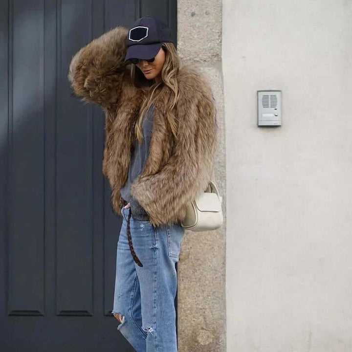 Faux fur Jacka - Kort fluffig vinterjacka i fuskpäls för dam-Eva Jonsson