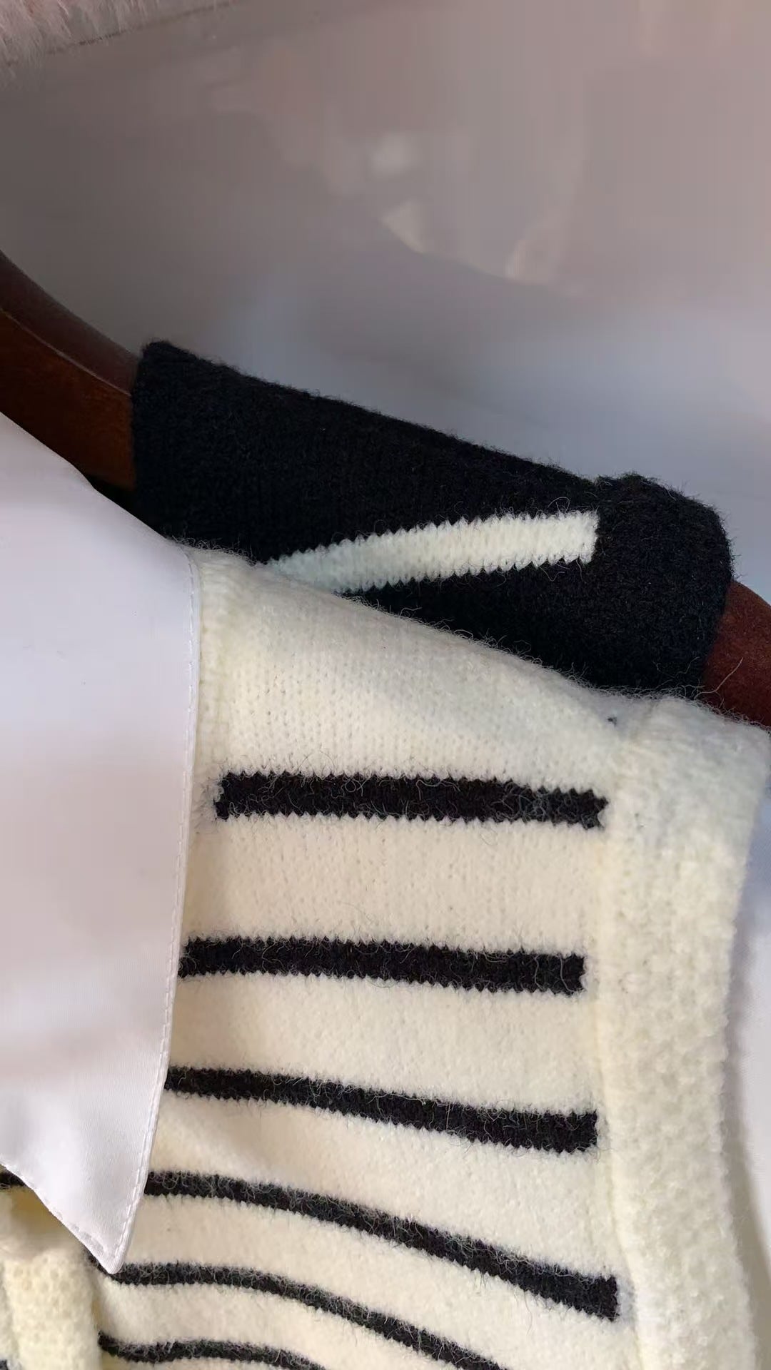 Flickor stickad väst med eleganta knapdetails och klassiska ränder Mirla-Eva Jonsson