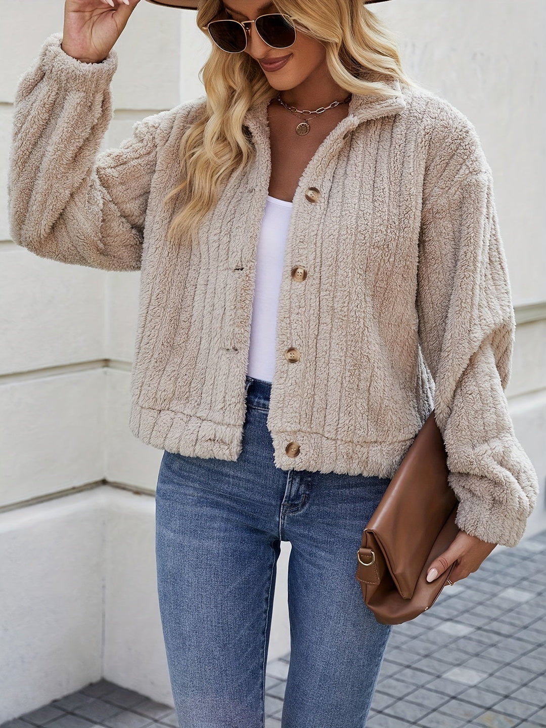 Fury kofta | Kort | Knäppt | Krämfärgad Cardigan | Fuskpälsjacka Dam-Eva Jonsson