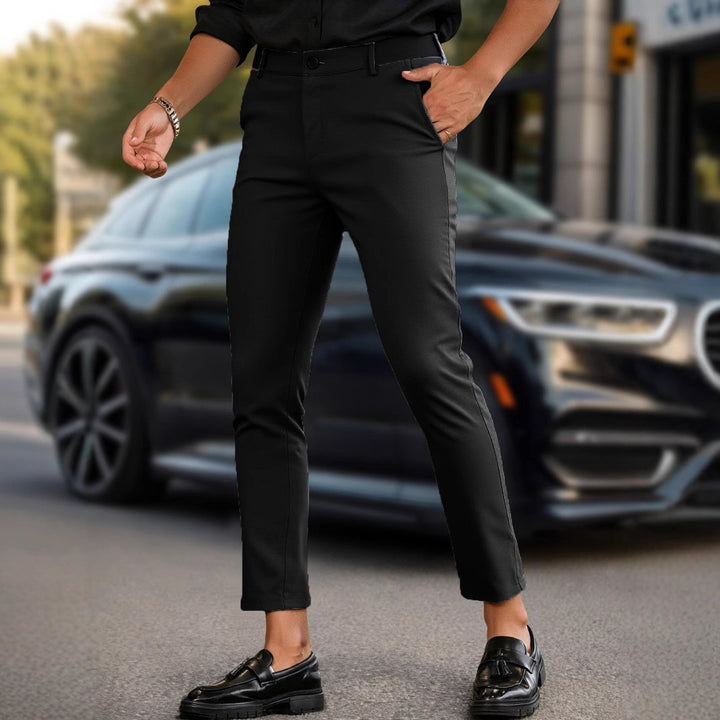 Herr Chino-byxor med elegant skärning och praktisk design Mirla-Eva Jonsson