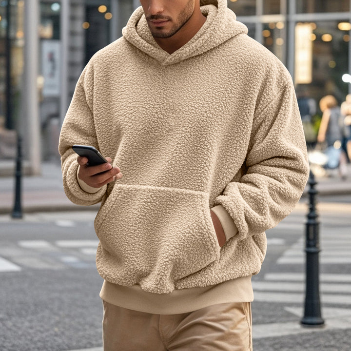 Herr Hoodie av mysigt Teddy-fleece med känguruficka och breda muddar Mirla-Eva Jonsson