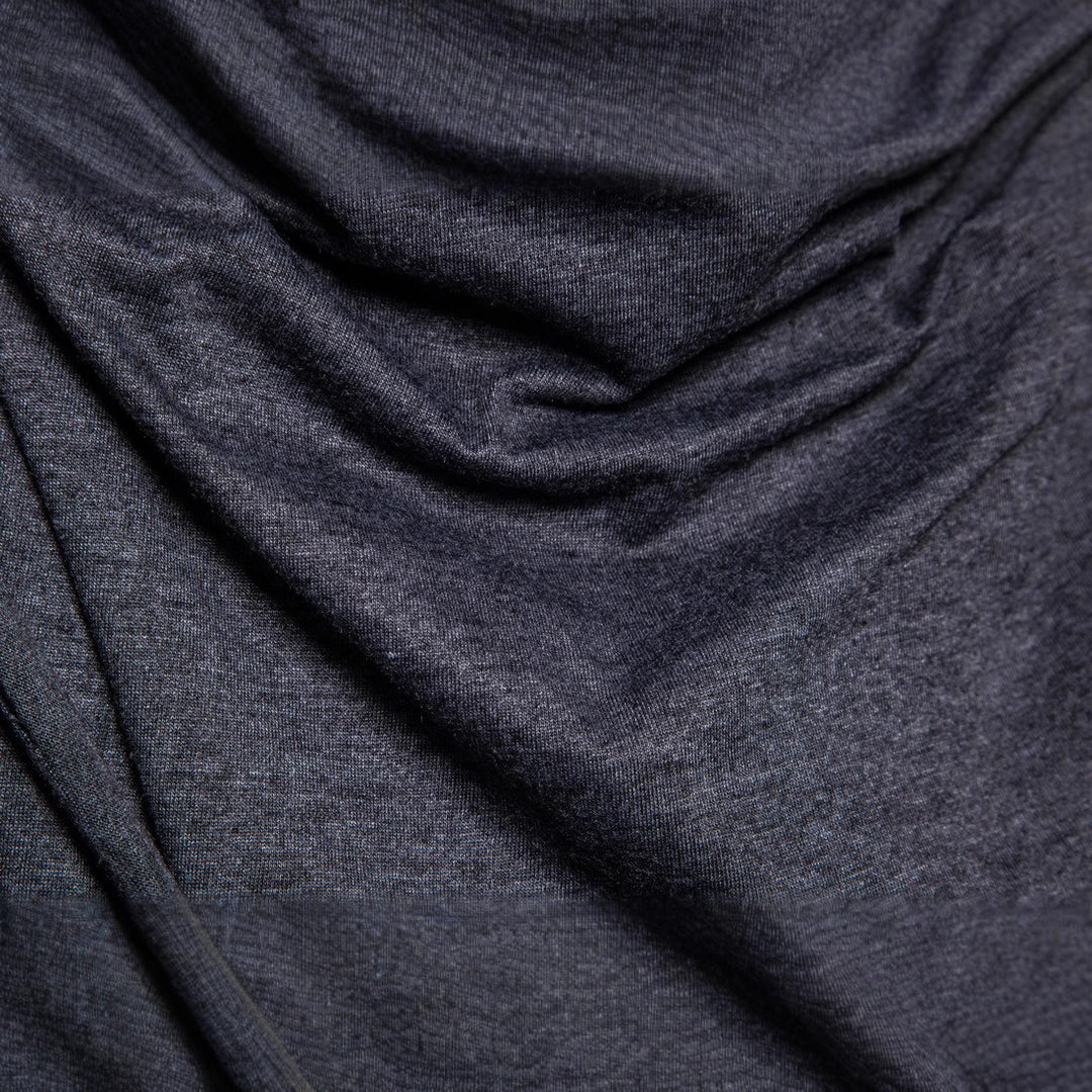 Herr asymmetrisk huva t-shirt med dekorativa detaljer Mirla-Eva Jonsson