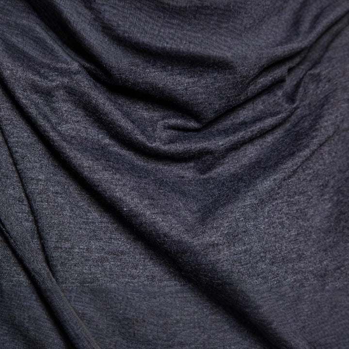 Herr asymmetrisk huva t-shirt med dekorativa detaljer Mirla-Eva Jonsson