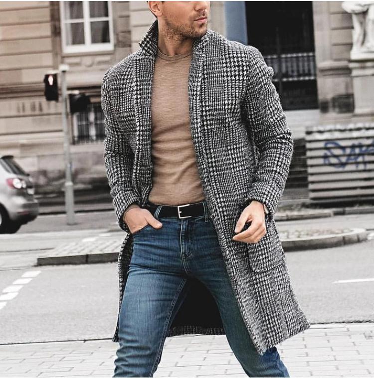 Herr elegant lång blazer med klassiskt rutmönster och moderna detaljer Mirla-Eva Jonsson