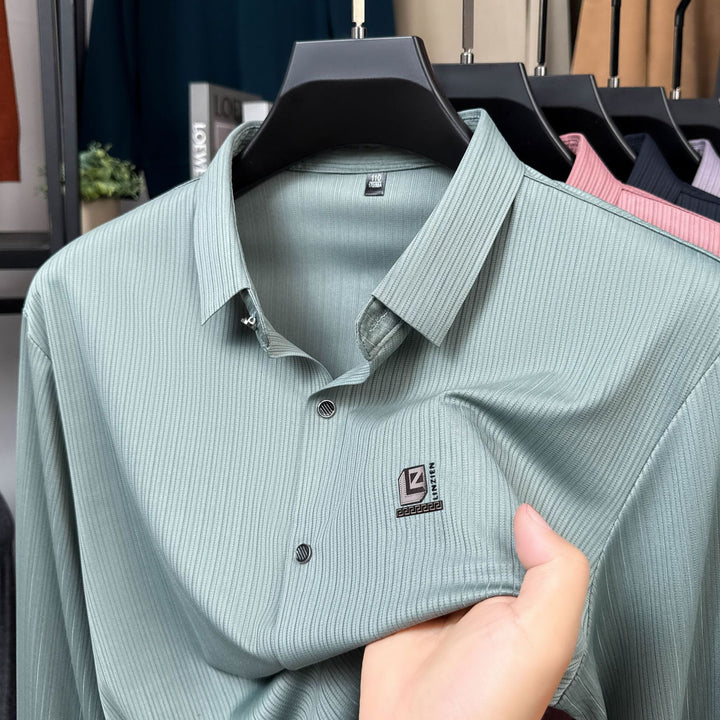 Herr elegant skjorta med strukturerad design och moderna accenter Mirla-Eva Jonsson