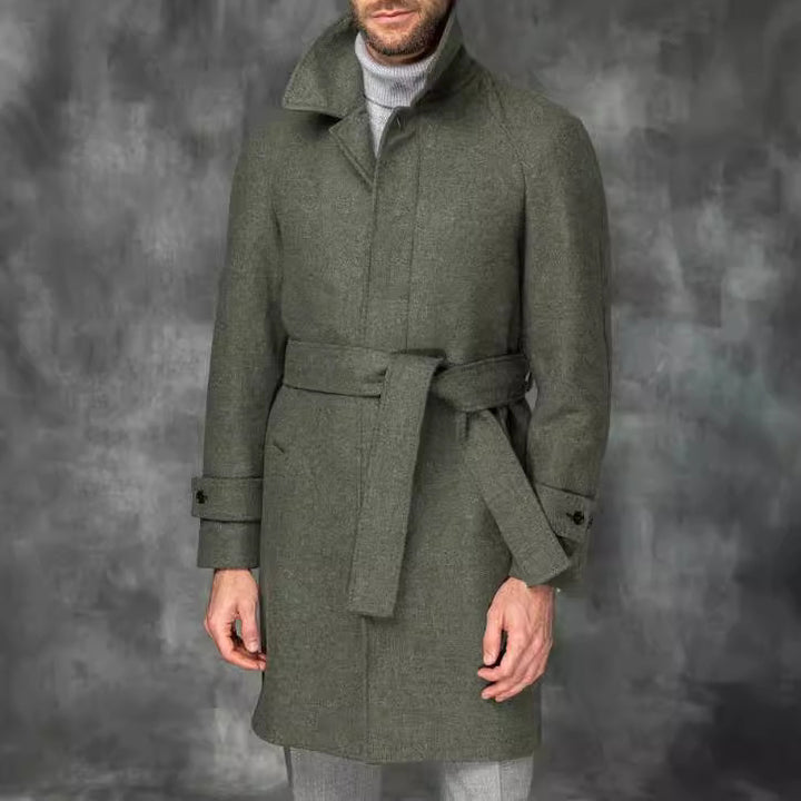 Herr elegant trenchcoat med midjebälte och moderna accenter Mirla-Eva Jonsson
