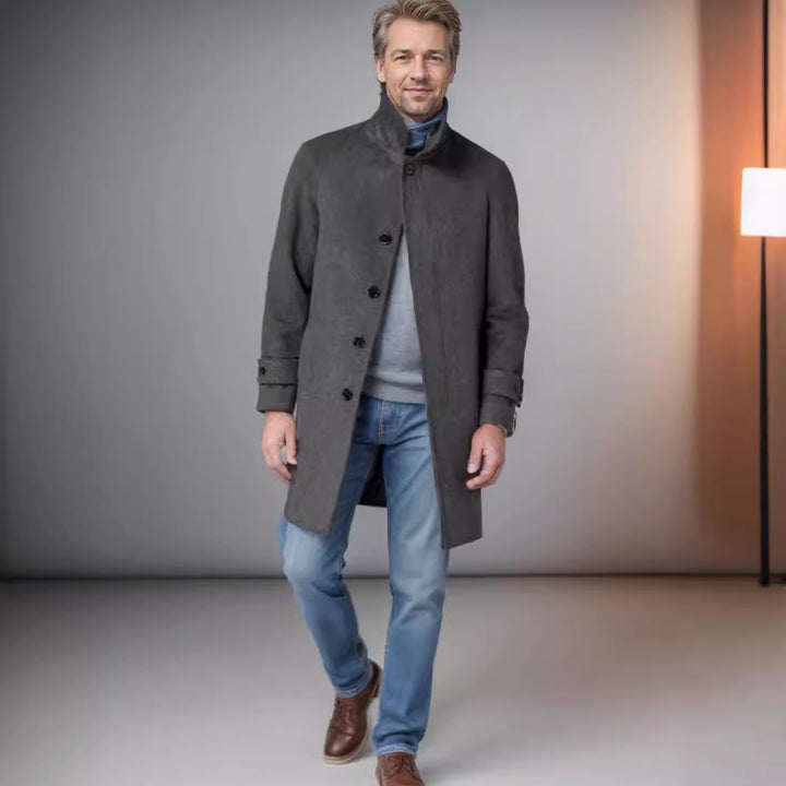 Herr elegant trenchcoat med midjebälte och moderna accenter Mirla-Eva Jonsson