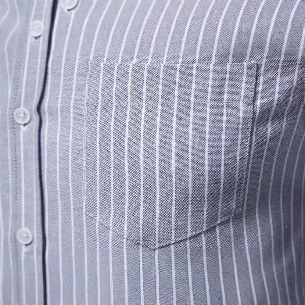 Herr gestreept skjorta i modernt Henley-stil med bröstficka och upprullningsbara ärmar Mirla-Eva Jonsson