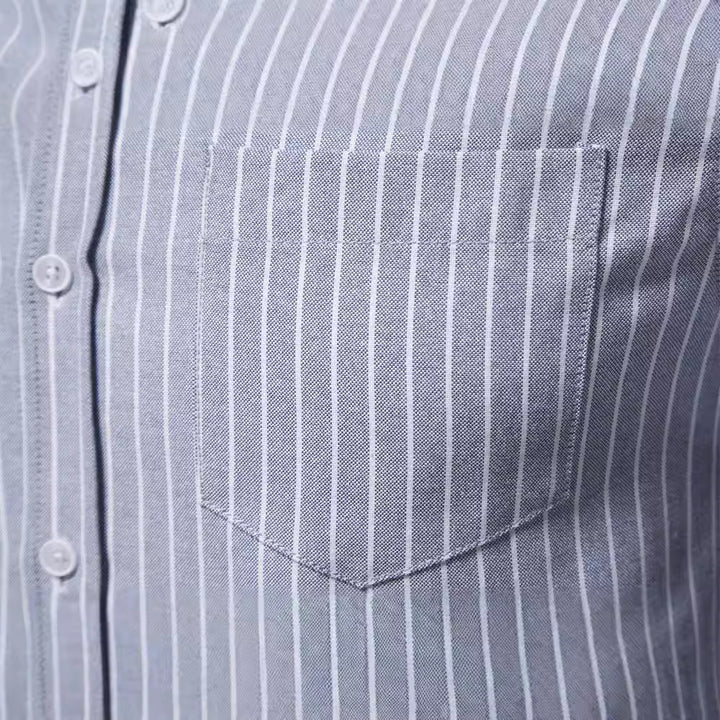 Herr gestreept skjorta i modernt Henley-stil med bröstficka och upprullningsbara ärmar Mirla-Eva Jonsson