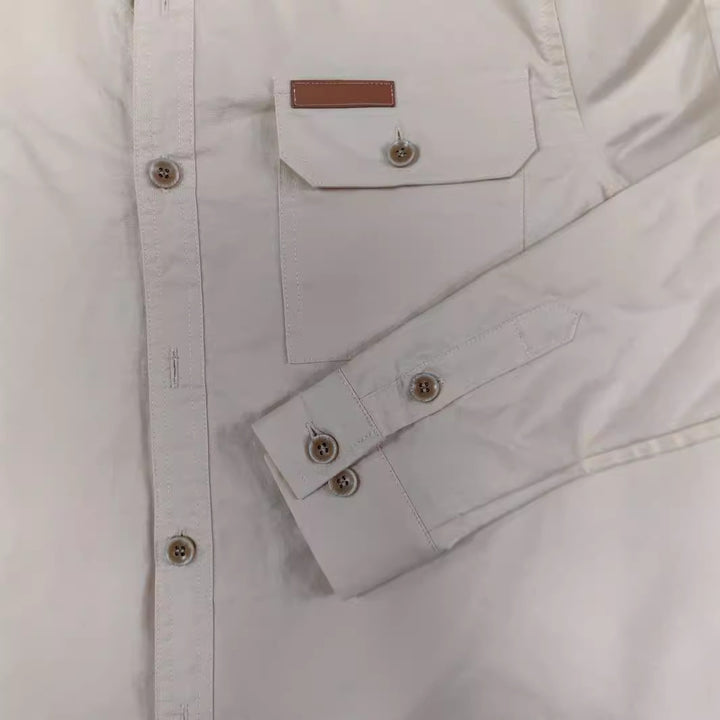 Herr långärmad skjorta med robusta bröstfickor och klassisk button-down-krage Mirla-Eva Jonsson