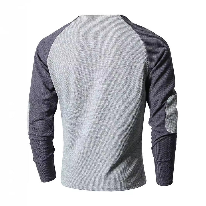 Herr långärmad tröja med fashionabel Henley-utsnitt och strukturerade ärmar Mirla-Eva Jonsson