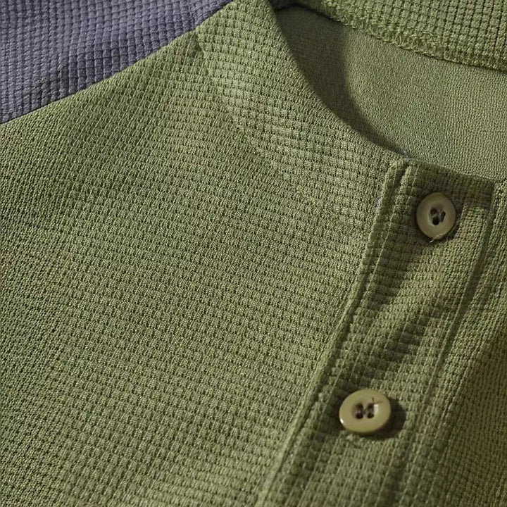 Herr långärmad tröja med fashionabel Henley-utsnitt och strukturerade ärmar Mirla-Eva Jonsson