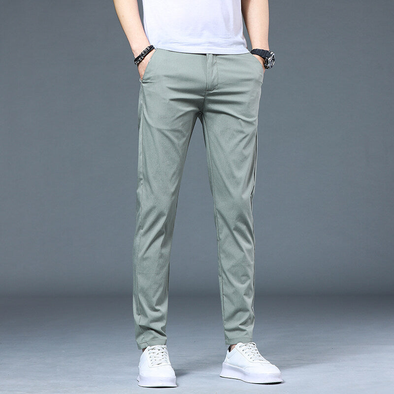 Herr luftiga fritidsbyxor i modern slim-fit design Mirla-Eva Jonsson
