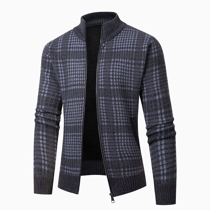 Herr moderiktigt stickad jacka med hög krage och stiligt rutmönster Mirla-Eva Jonsson