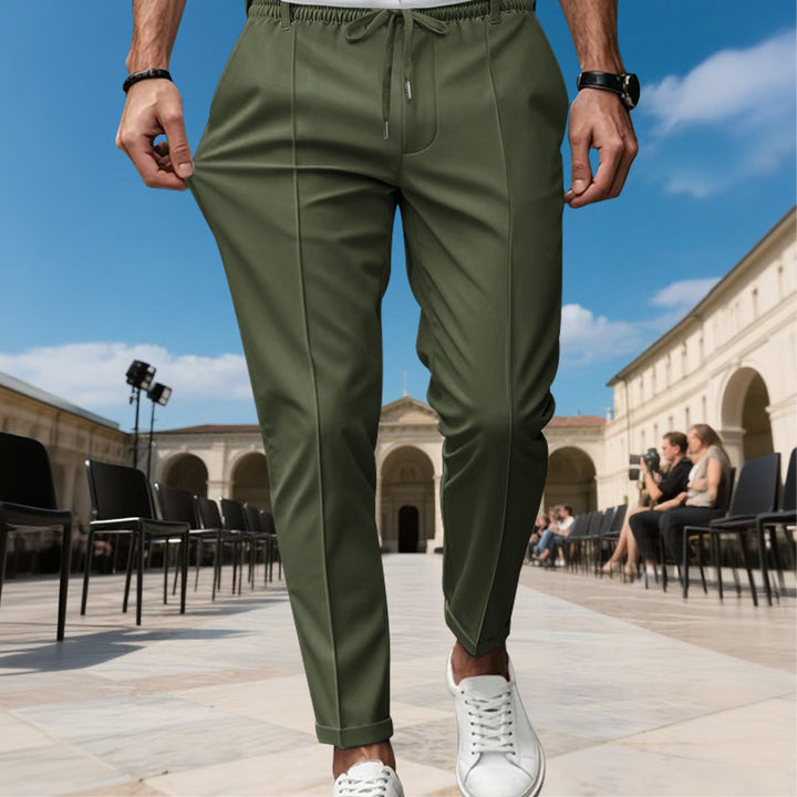 Herr modern Chino-byxa med bekväm elastisk midja och praktiska sidofickor Eva Jonsson-Eva Jonsson