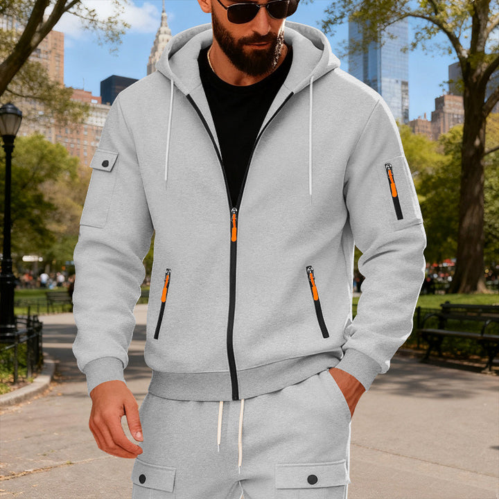 Herr sportig hoodie med moderna snabbspännen och praktiska fickor Mirla-Eva Jonsson
