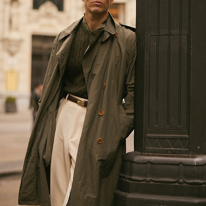 Herrar Lång Trenchcoat i klassisk stil med praktiska fickor Mirla-Eva Jonsson