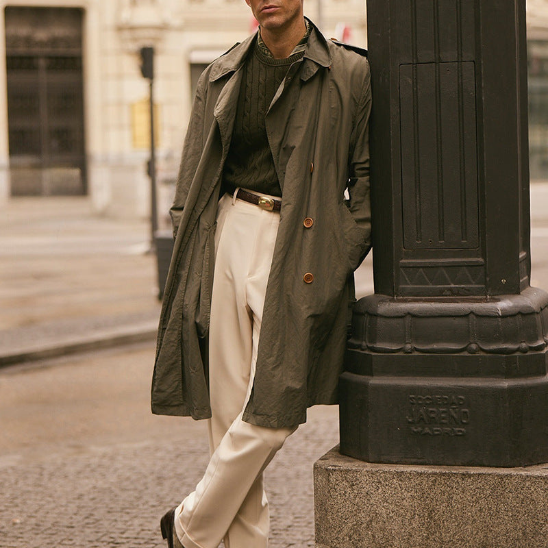 Herrar Lång Trenchcoat i klassisk stil med praktiska fickor Mirla-Eva Jonsson