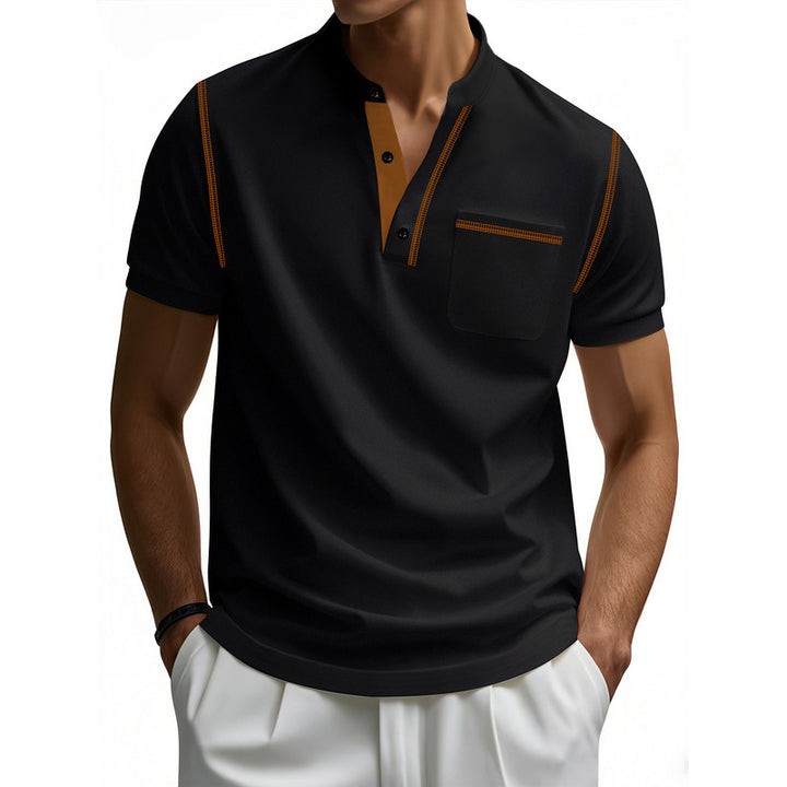 Herrar Polo-Shirt med moderiktig Henley-krage och praktisk bröstficka Mirla-Eva Jonsson