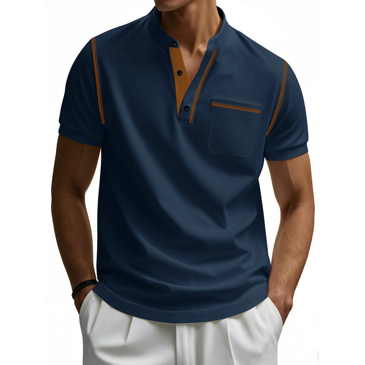 Herrar Polo-Shirt med moderiktig Henley-krage och praktisk bröstficka Mirla-Eva Jonsson